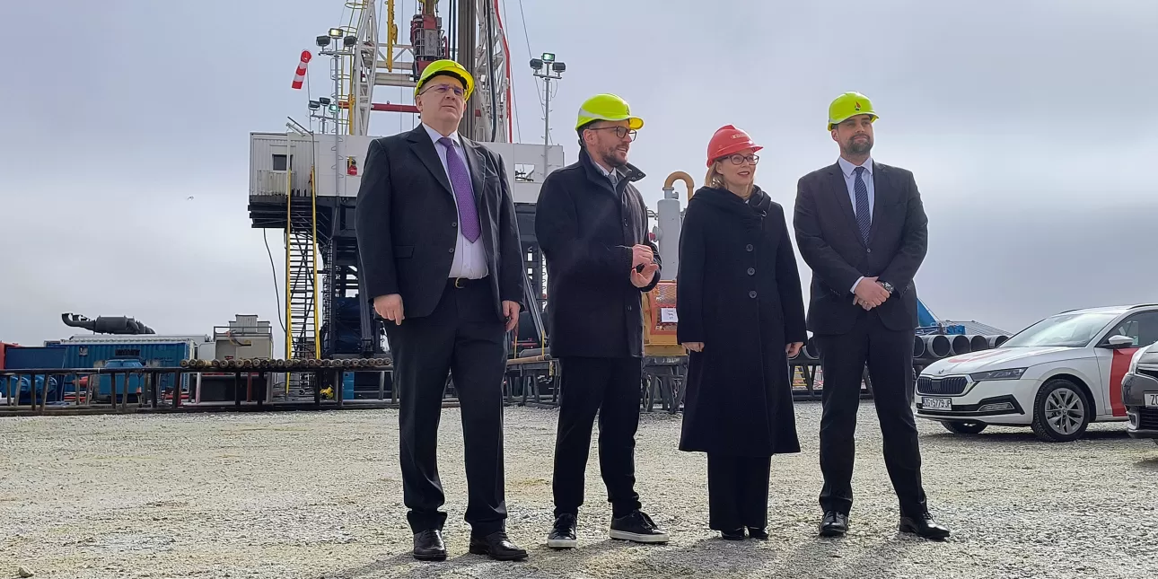 Uzvanici na puštanju u pogon geotermalne bušotine Velika Gorica GT-1: Marijan Krpan, Krešimir Ačkar, Zsuzsana Ortutay i Goran Romek (foto: B.L., veljača 2025.)

• geotermalne bušotine, geotermalna energija