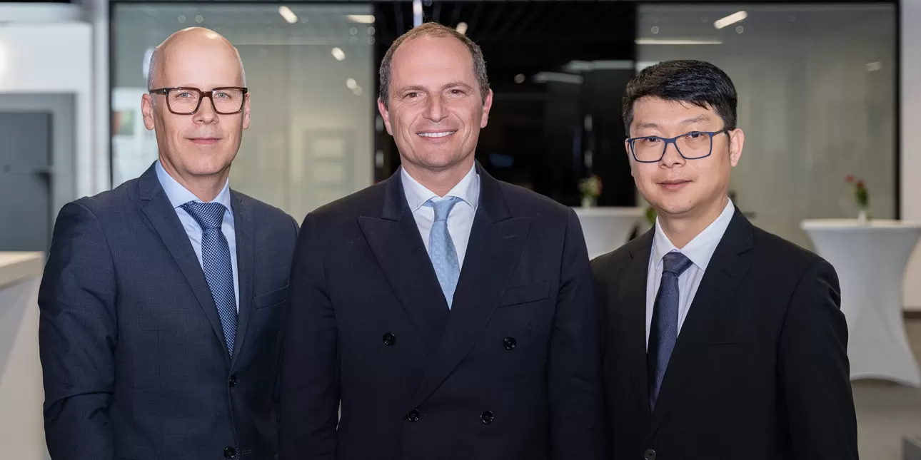 MBT Climate; Stefano Bellò (predsjednik), Alexander Kaiss (viši potpredsjednik) i Kobe Peng (potpredsjednik). (FOTO: Clivet; 2025.)
- Clivet; MBT Climate; Midea; Arbonia