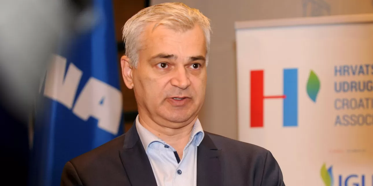 izv. prof. dr. sc. Dalibor Pudić, dipl. ing, predsjednik Hrvatske stručne udruge za plin (izvornik: HSUP, svibanj 2024.)

• Dalibor Pudić, HSUP