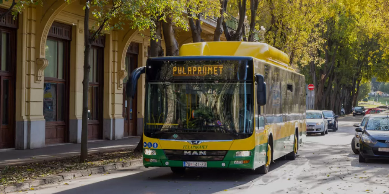 Pulapromet autobus (foto: Pulapromet, lipanj 2025.) • Pulapromet, autobusi, promet