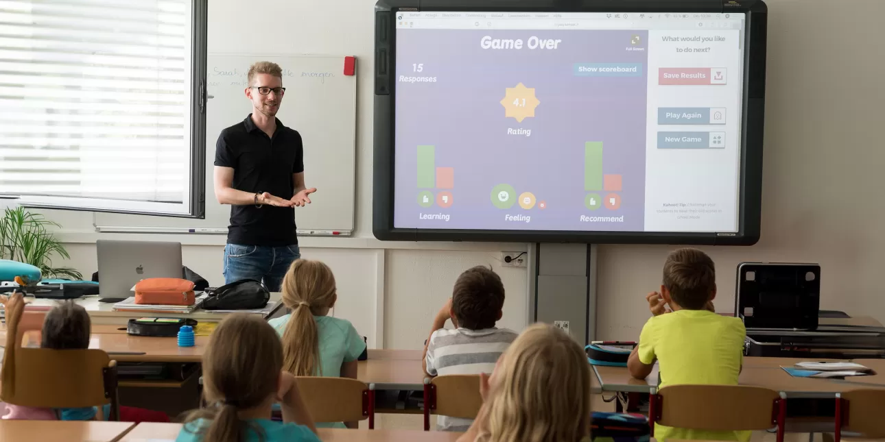 Učionica u školi (izvornik: Steveriot1 from Pixabay, lipanj 2025.)

• škole, obrazovanje, učenje