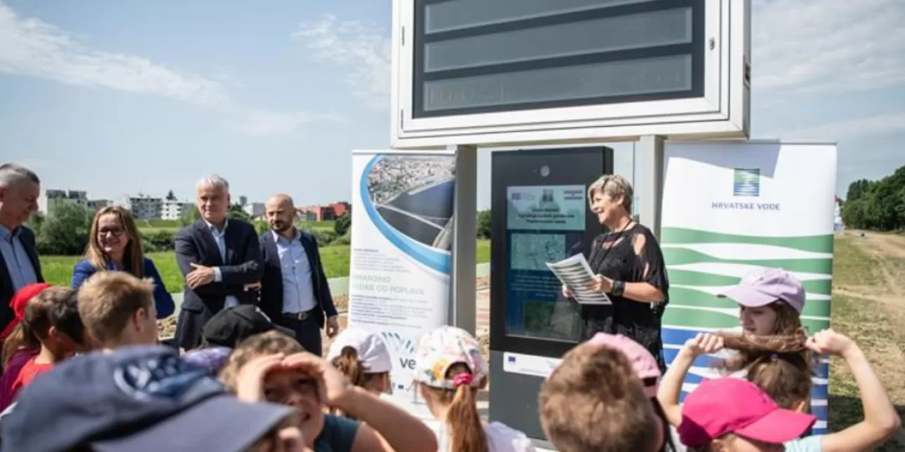 Sava informativni stup (foto: Vlada RH), lipanj 2025.) • Sava,  informativni stup