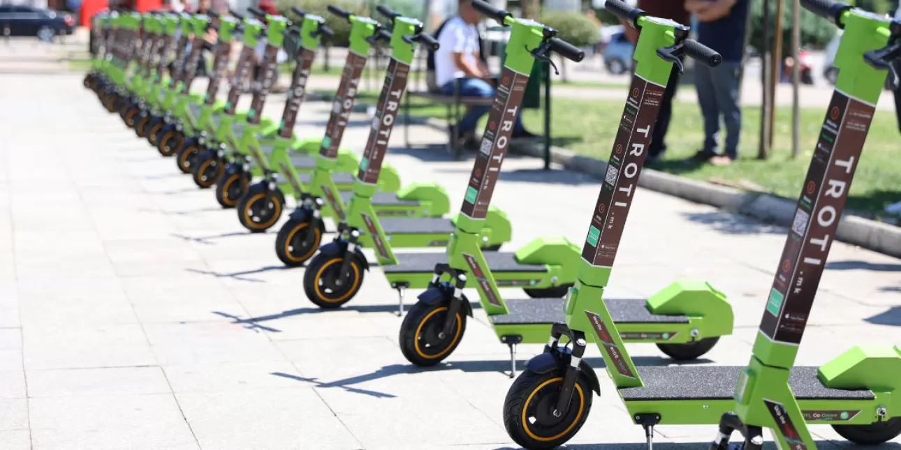 Tetovo mreža električnih romobila (foto: Miki Trajkovski, srpanj 2025.) • Tetovo, električni romobili 