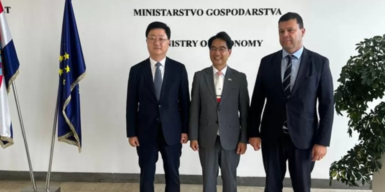 Državni tajnik Vedran Špehar održao je sastanak s Lee Seung-Buhmom, veleposlanikom Republike Koreje u Hrvatskoj, te izaslanstvom tvrtke Hyundai Heavy Industries (foto: Vlada RH, srpanj 2025.) • Vedran Špehar, Lee Seung-Buhm, Južna Koreja