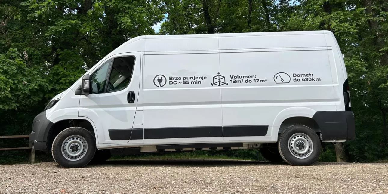 Kombi Peugeot E-Boxer (foto: D.P., lipanj 2025.)
• električna vozila, Peugeot, kombiji, teretna vozila