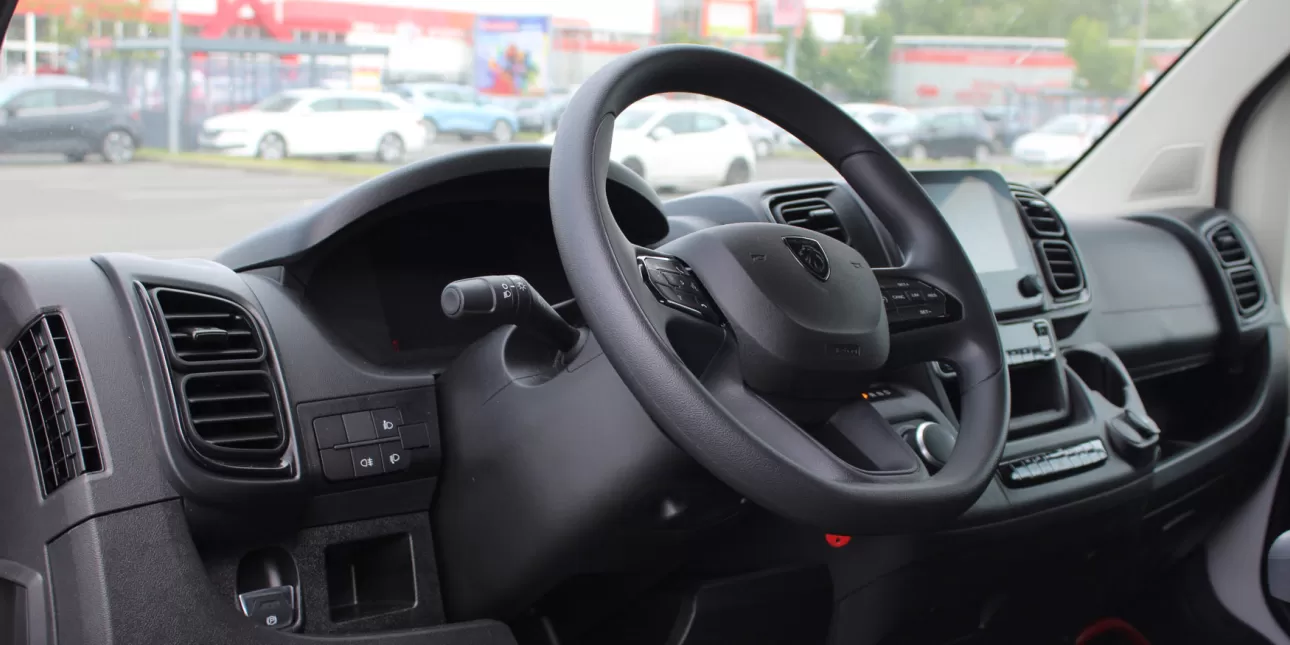 Upravljačka ploča kombija Peugeot E-Boxer (foto: D.P., lipanj 2025.)

• električna vozila, Peugeot, kombiji, teretna vozila