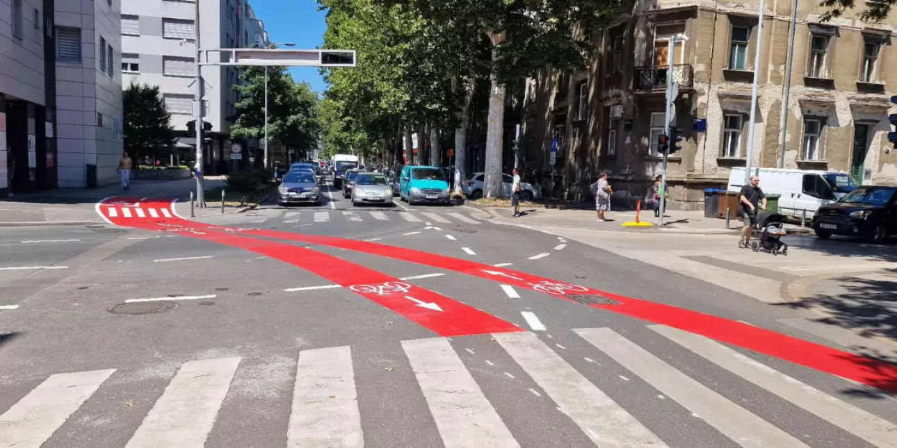 Pametni semafor na raskrižju Ulice Grada Mainza i Slovenske ulice (foto: Grad Zagreb, srpanj 2025.) • Pametni semafor, biciklisti, Grad Zagreb