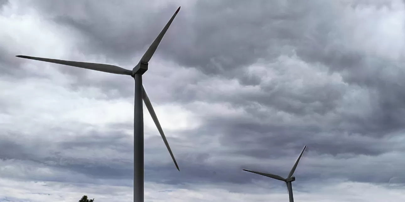 Pogled na VE Rudine (foto: B.L., srpanj 2025.) 

• VE Rudine, vjetroelektrane, Professio Energia