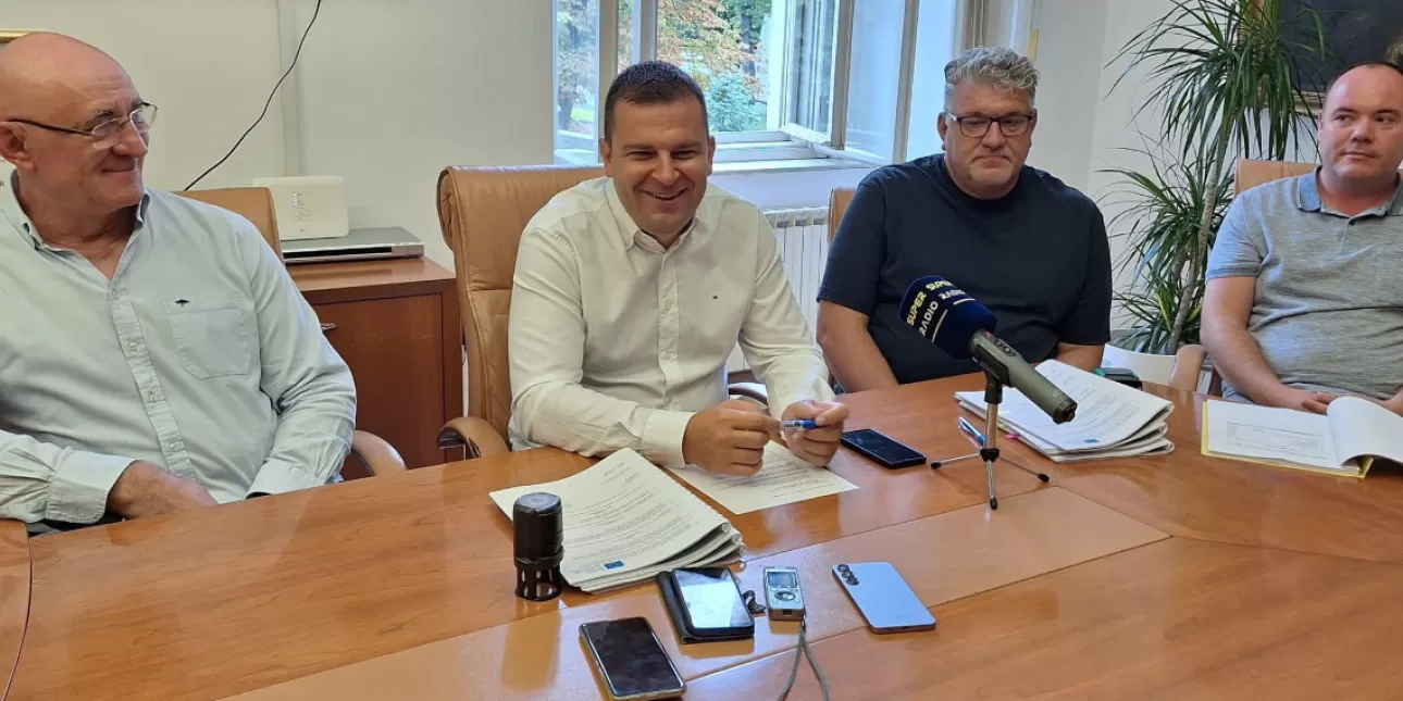 Gradonačelnik Dario Hrebak potpisuje ugovor o energetskoj obnovi zgrade u Bjelovaru (foto: Grad Bjelovar, kolovoz 2025.) • Grad Bjelovar, energetska obnova, potpisivanje ugovora, BEL-BAU