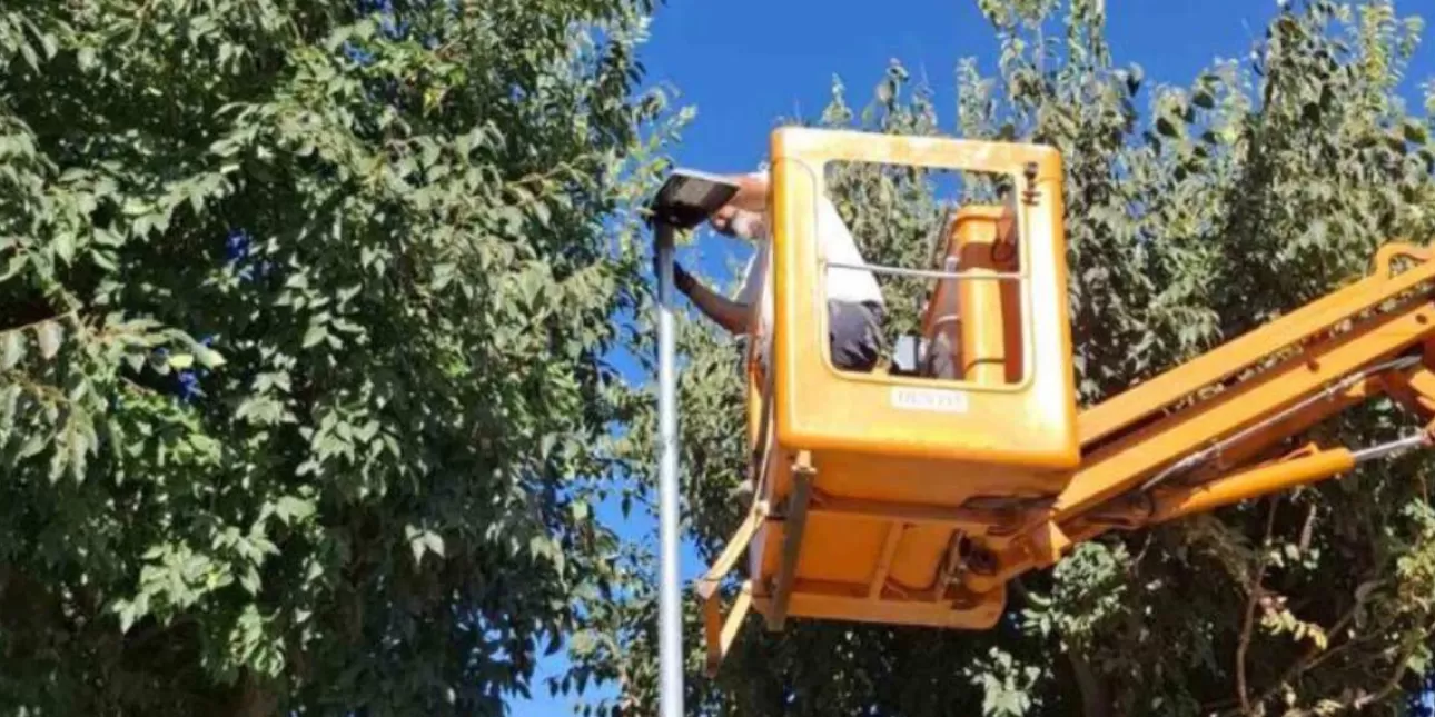 Postavljanje ekološke javne rasvjete u Poreču (foto: Grad Poreč, rujan 2025.) • Poreč, javna rasvjeta