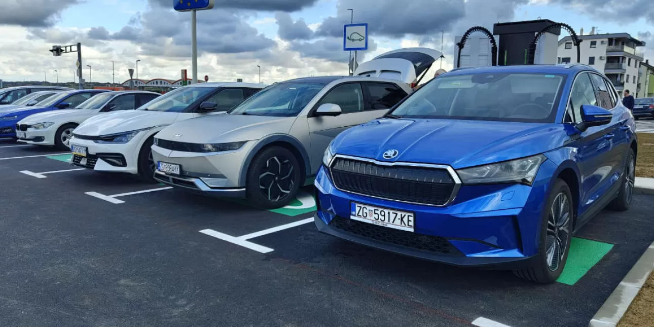 Qelo nove punionice (foto: Qelo, rujan 2025.) • Qelo, punionice, električni auti