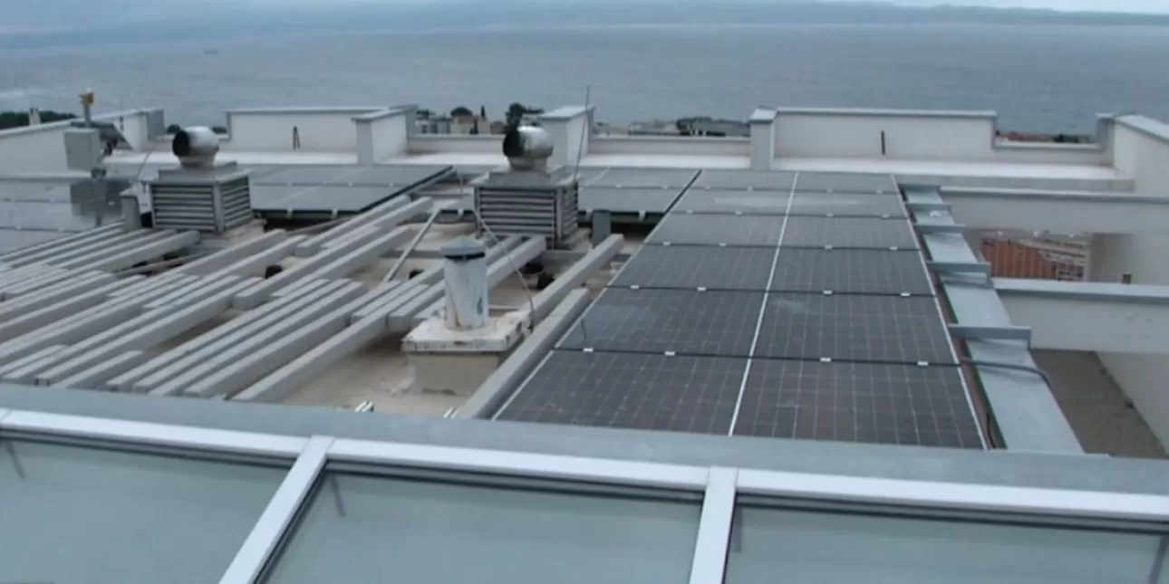 Split, prva fotonaponska centrala na nekoj stambenoj zgradi u Dalmaciji (izvornik: HRT, listopad 2025.) • Split, fotonaponska centrala, neboder, Dalmacija