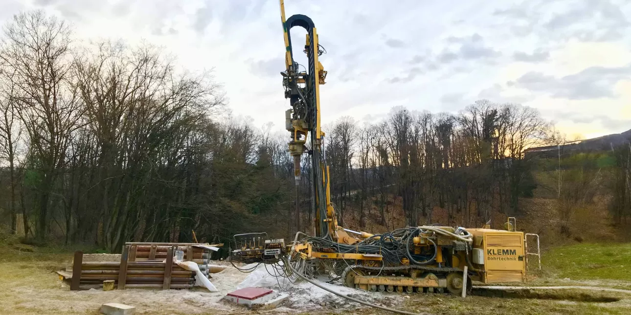 Izvođenje bušotinskog izmjenjivača topline namjenskom bušaćom garniturom u sklopu projekta Danube GeoHeCo na Rudarsko-geološko-naftnom fakultetu Sveučilišta u Zagrebu (foto: Tomislav Kurevija, 2025.)

• RGN, istraživanja, geotermalna energija, bušotine