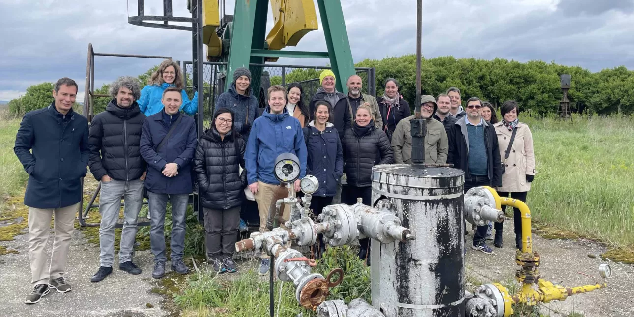 Projektni tim projekta TRANSGEO koji se odvija na Rudarsko-geološko-naftnom fakultetu Sveučilišta u Zagrebu na stručnoj viziti naftnom polju Mihovljan (izvornik: Tomislav Kurevija)

• RGN, naftna polja, istraživanja