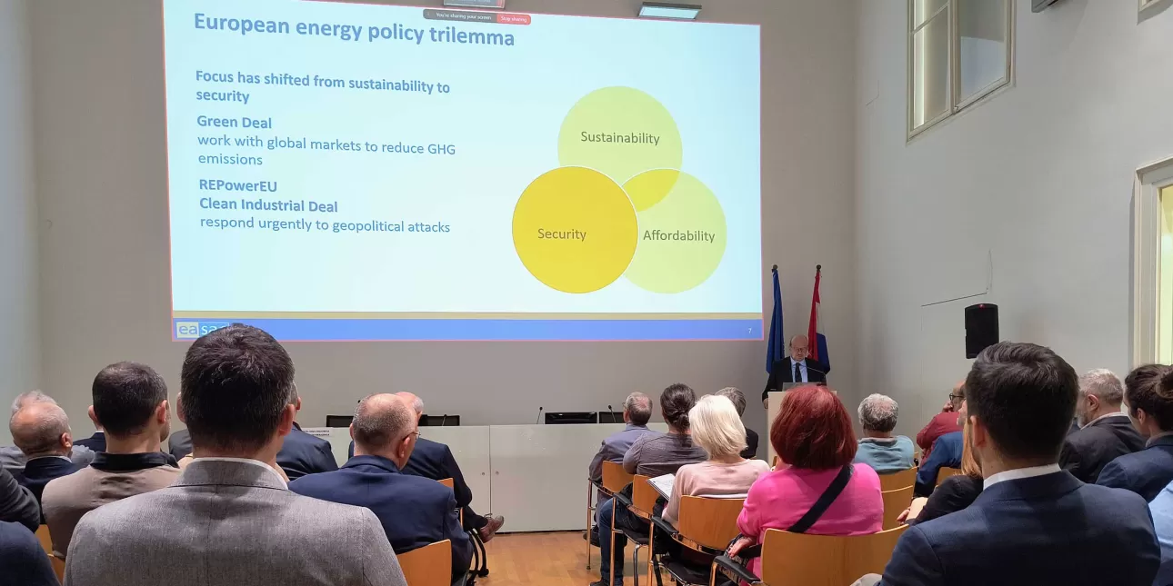 Fotografija predavanja o energetici u Hrvatskoj akademiji znanosti i umjetnosti 30.11.2025. (foto: B.L., listopad 2025.)

• HAZU, Neven Duić, energetika