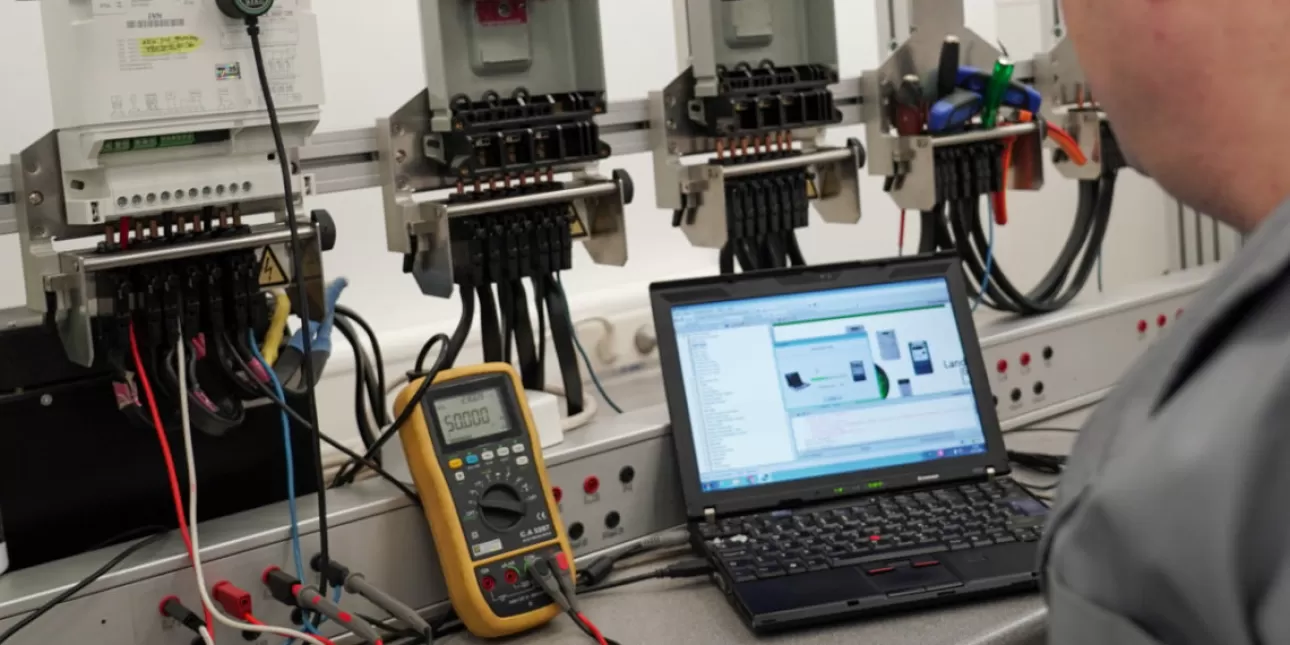Akreditirani laboratorij za provjeru brojila električne energije  (izvornik: M.T., studeni 2025.) • brojila, Makedonija