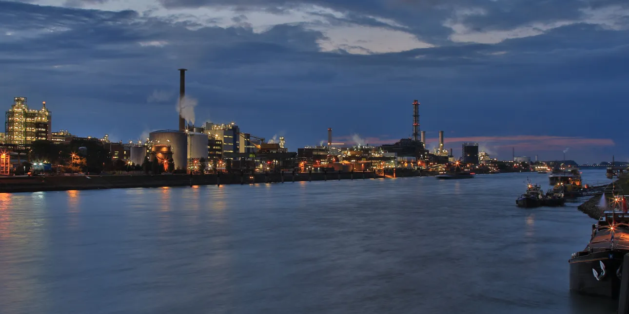 Kemijski kompleks BASF u Ludwigshafenu u Njemačkoj (izvornik: Image by Christian Supik (Fotografie) + Manuela Supik (Design) from Pixabay)

• BASF, Njemačka, kemijska industrija, Ludwigshafen, Rajna
