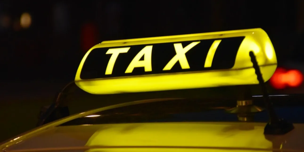 Taksi ilustracija (izvornik: Shuterstock) • taksi, taxi, prijevoz, vozila, automobili