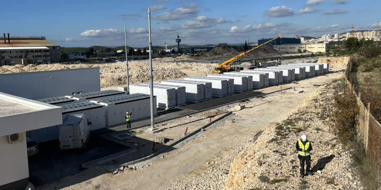 Sustav za baterijsku pohranu u Šibeniku koji gradi NGEN, tj. IE-Energy (foto: NGEN, veljača 2026.)

• NGEN, IE-Energy, baterijska pohrana energije, baterijski spremnici energije