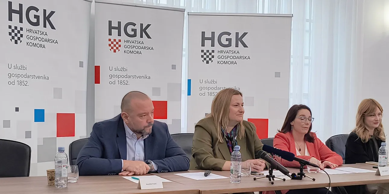 Fotografija s konferencije za medije o baterijskim spremnicima energije i obnovljivim izvorima održane 6.3.2026. u HGK-u (foto: B.L., ožujak 2026.)

• HGK, Aljoša Pleić, Nina Domazet  