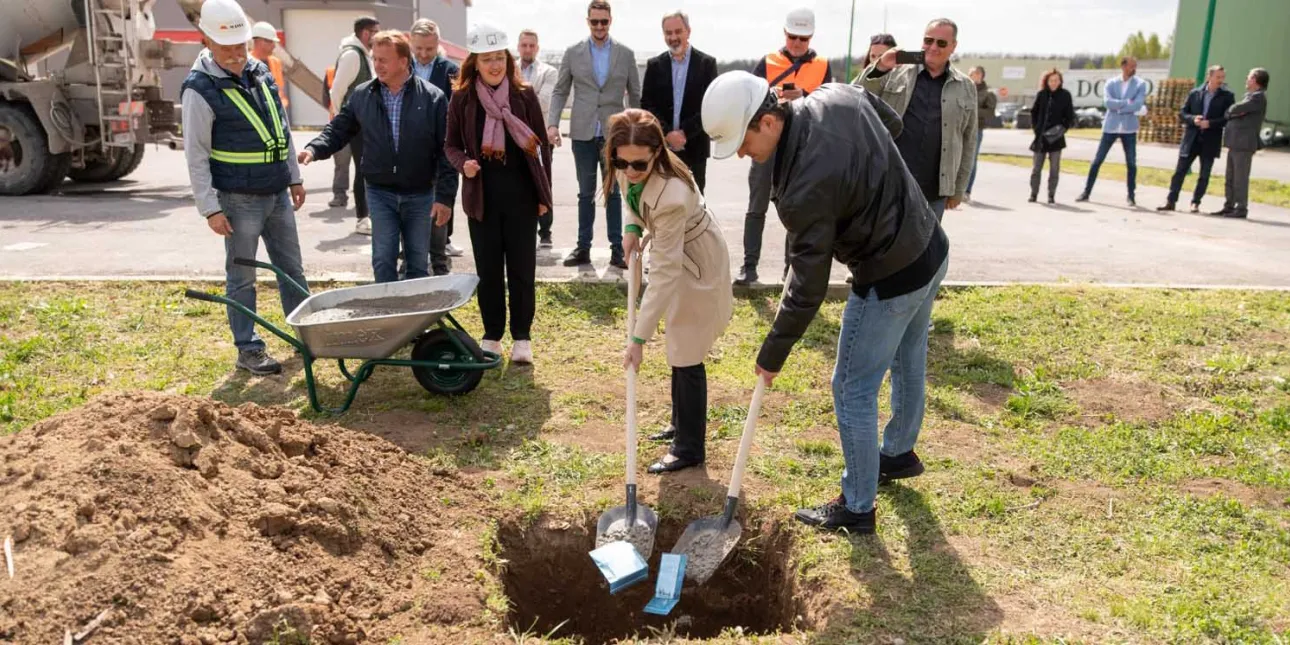 Polaganje kamena temeljca novog logističkog centra tvrtke EcoCortec u Belom Manastiru (izvornik: EcoCortec, travanj 2026.)

• EcoCortec, tvornice, logistički centri