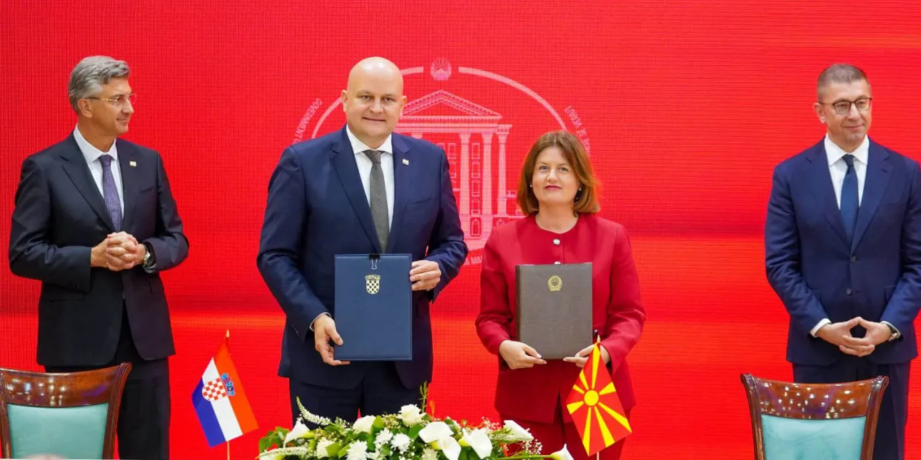 Fotografija s potpisivanja Memoranduma o razumijevanju i suradnji u energetici Hrvatske i Sjeverne Makedonije (foto: Miki Trajkovski, svibanj 2026.)

• Hrvatska, Sjeverna Makedonija, Andrej Plenković, Ante Šušnjar, Sanja Božinovska