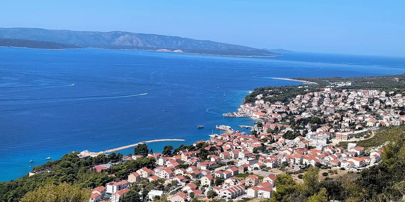 Panorama Bola na Braču (foto: B.L., kolovoz 2026.)
• Bol, Brač, otoci, Dalmacija, Splitsko-dalmatinska županija