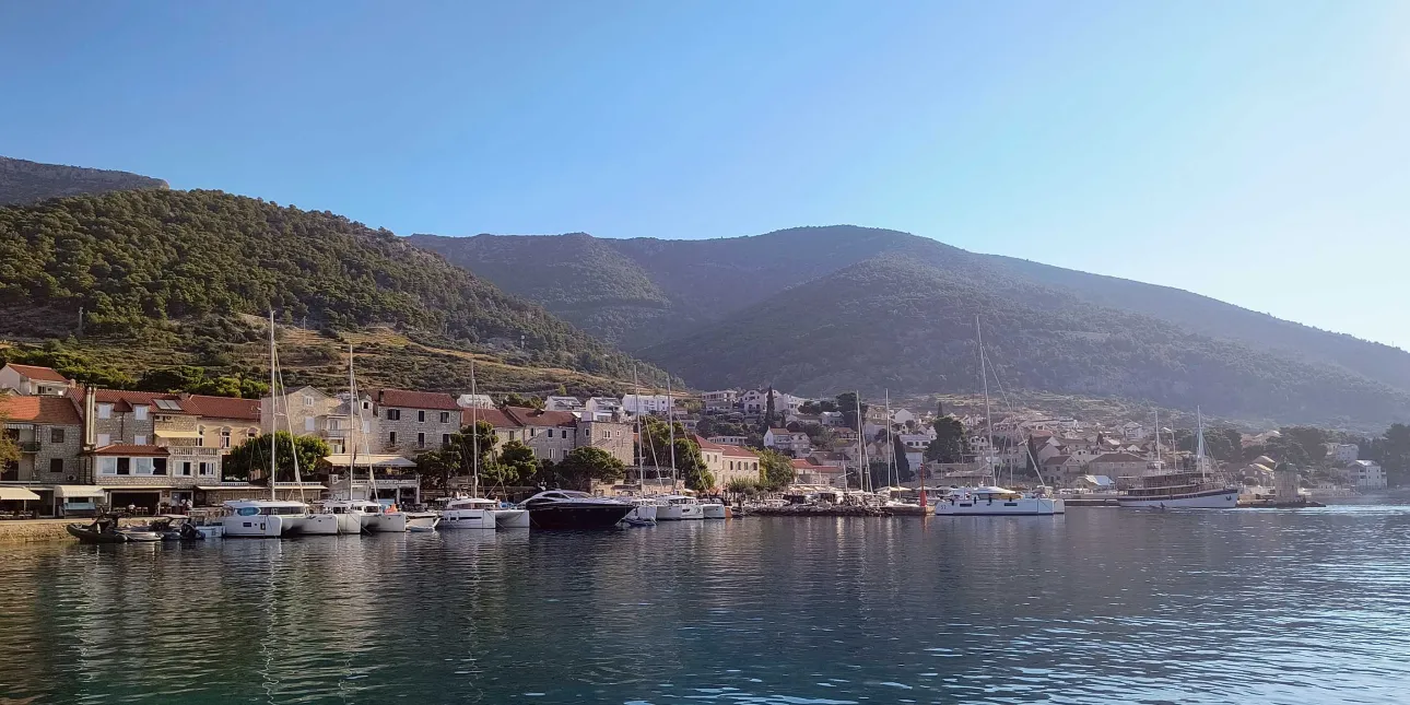 Luka u Bolu na Braču (foto: B.L., kolovoz 2026.)
• Bol, Brač, otoci, Dalmacija, Splitsko-dalmatinska županija