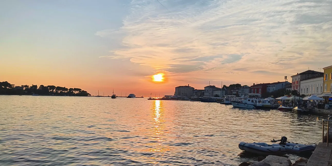 Zalazak Sunca u Poreču (foto: B.L., srpanj 2026.)
• Poreč, Istra, Istarska županija, turizam