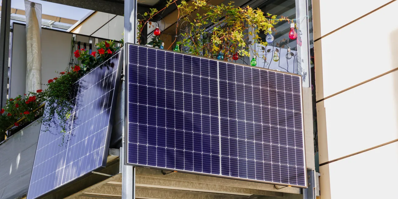 Utična ('plug in') sunčana elektrana, odnosno fotonaponski sustav ili solarni paneli na zgradi u Njemačkoj (izvornik: nnattalli / Shutterstock, kolovoz 2026.)
• utični solarni paneli, sunčane elektrane, fotonaponski sustavi