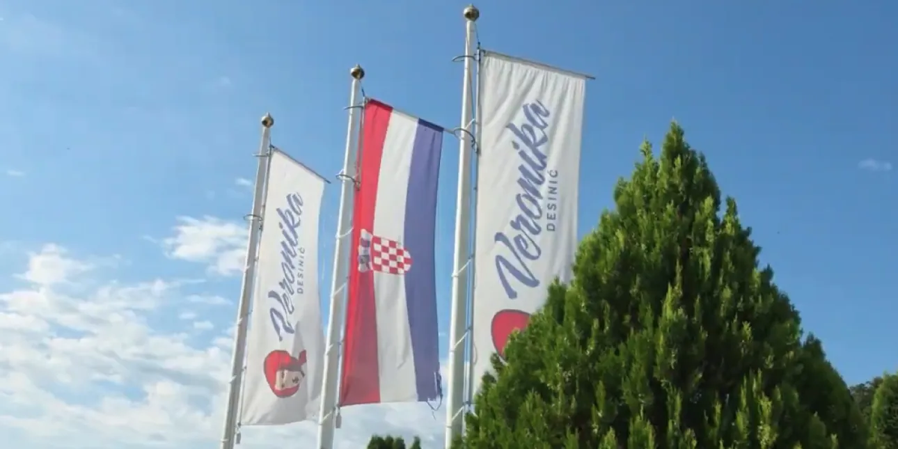 Zastave Mini mljekare Veronika u Desiniću (izvornik: Marko Majstorović, rujan 2026.)
• zastave, Mini mljekara Veronika