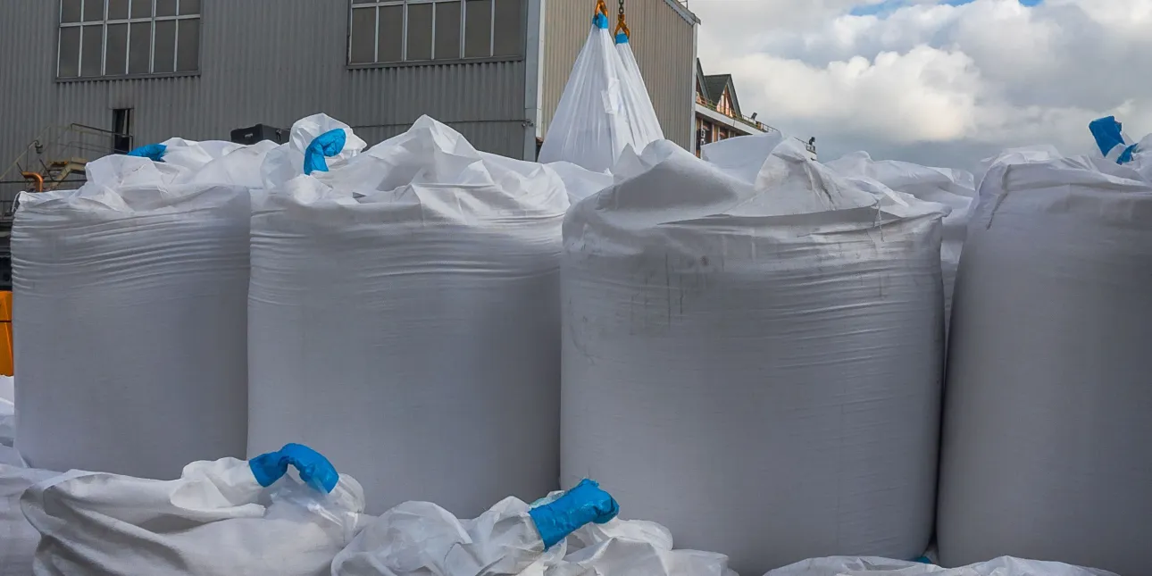Velike vreće ('big bags') za gospodarenje otpadom (izvornik: vit-vit / Shuttertock, 2024.)
• gospodarenje otpadom, zbrinjavanje otpada, otpad, opasni otpad, plastični otpad
