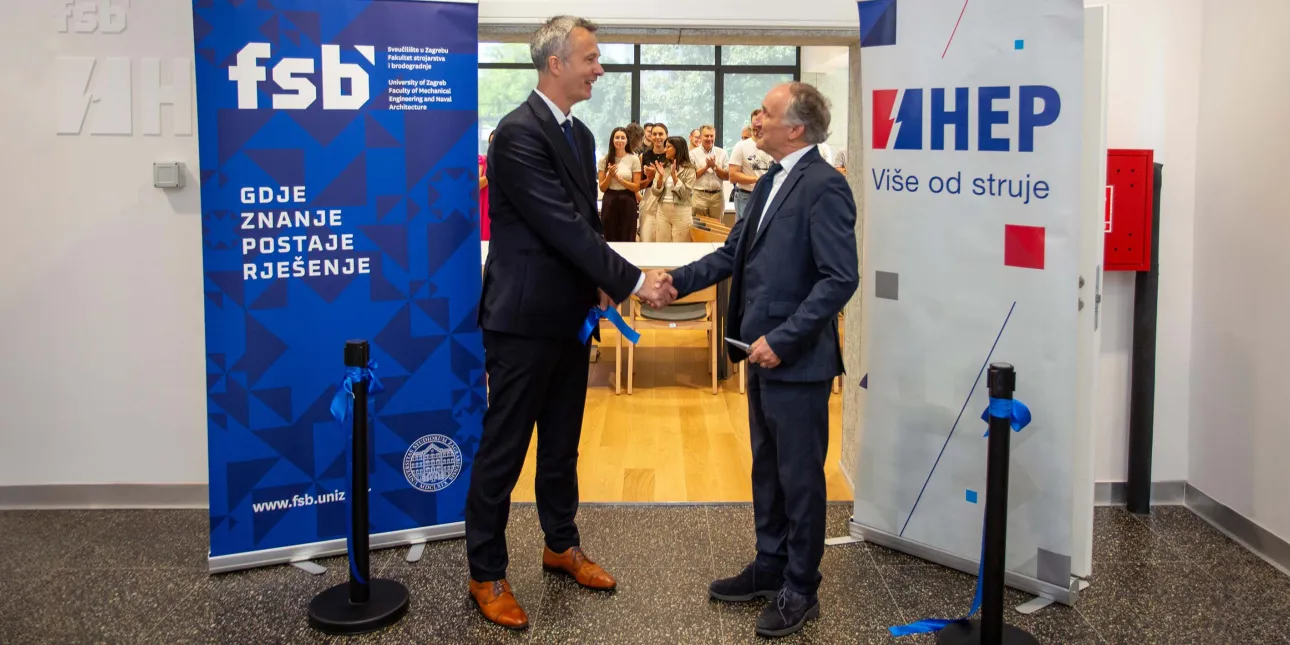 Fotografija sa svečanog otvorenja HEP vijećnice na Fakultetu strojarstva i brodogradnje (izvornik: FSB, rujan 2026.)
• FSB, HEP, Petar Sprčić, Zdenko Tonković.