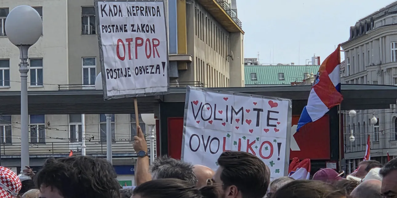 Ekološki prosvjed protiv ilegalnog odlaganja otpada u Lici i šire, održan 5.9.2026. u Zagrebu (foto: N.D., rujan 2026.)

• ekološki prosvjedi, prosvjedi, otpad