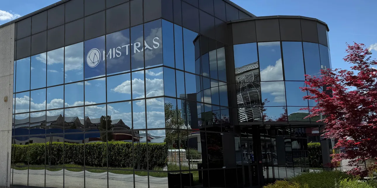 Detalj poslovne zgrade tvrtke MISTRAS Adriatic u Zagrebu (izvornik: MISTRAS)
• MISTRAS, zgrade