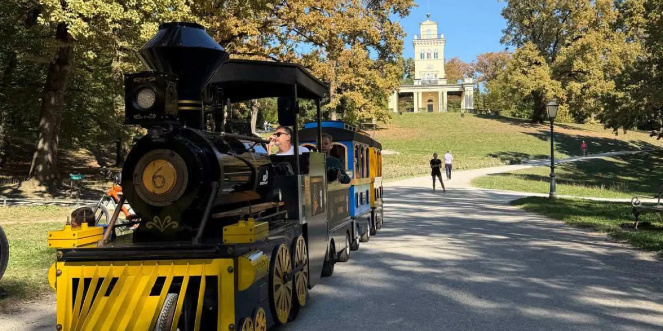 Vlak u Maksimiru (izvornik: Priroda Grada Zagreba/Facebook) • vlak, maksimir, zagreb