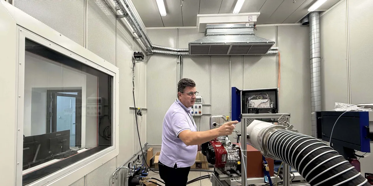 prof. dr. sc. Zoran Lulić u Nacionalnog referentnog laboratorija za
emisije iz motora s unutarnjim izgaranjem za necestovne pokretne strojeve (NRLE) na Fakultetu strojarstva i brodogradnje Sveučilišta u Zagrebu (foto: M.Š., listopad 2026.)
• FSB, NRLE, laboratoriji, Zoran Lulić