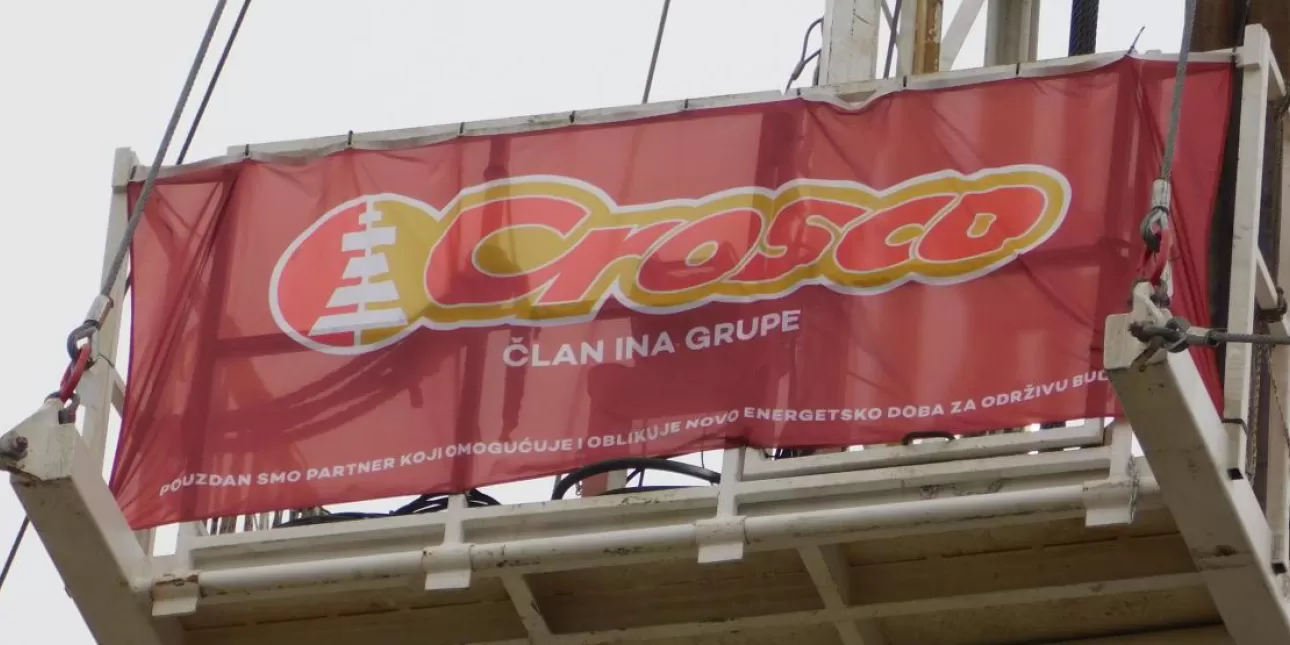 Logo Crosca na geotermalnoj bušotini Ideco 301 kod Velikog Korenova pokraj Bjelovara (foto: BL, ožujak 2024.)

• Crosco, logo