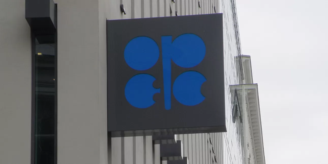 Logo Organizacije zemalja izvoznica nafte (OPEC) na zgradi njezinog sjedišta u Beču (foto: BL, jesen 2012.)
• OPEC, logo, Beč
