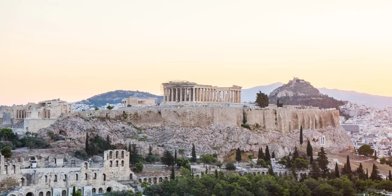 Pogled na Akropolu u Ateni (Grčka) i Likavitos u pozadini (izvornik: Leonhard Niederwimmer / Pixabay, 2022.)

• Atena, Grčka, baština