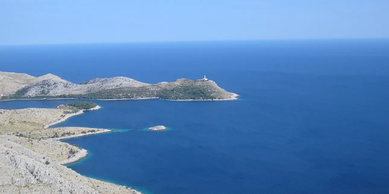 Pogled na Skrivenu luku, svjetionik Struga na Lastovu i pučinu Jadranskog mora s vrha Huma (foto: BL, ljeto 2006.)
• Lastovo, otoci, Jadransko more, Dalmacija, PP Lastovo