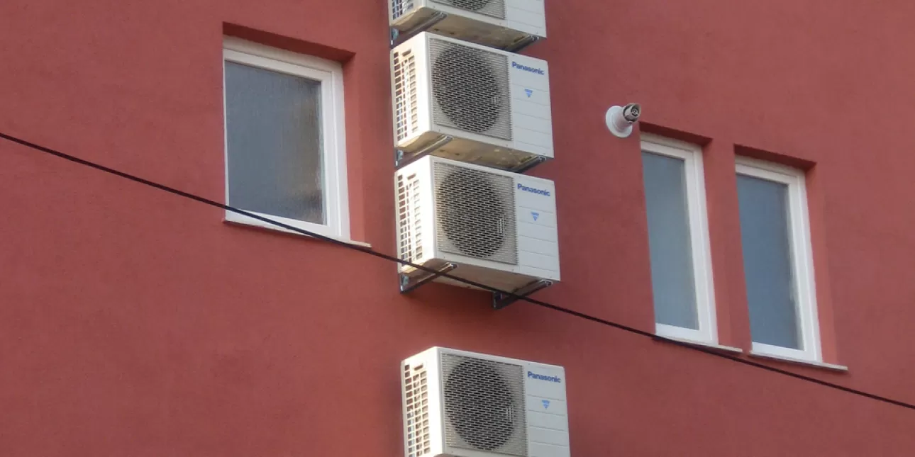 Vanjske jedinice klima-uređaja Panasonic na pročelju zgrade (foto: Tonka, 2012.)

• klima-uređaji, klimatizacija, Panasonic